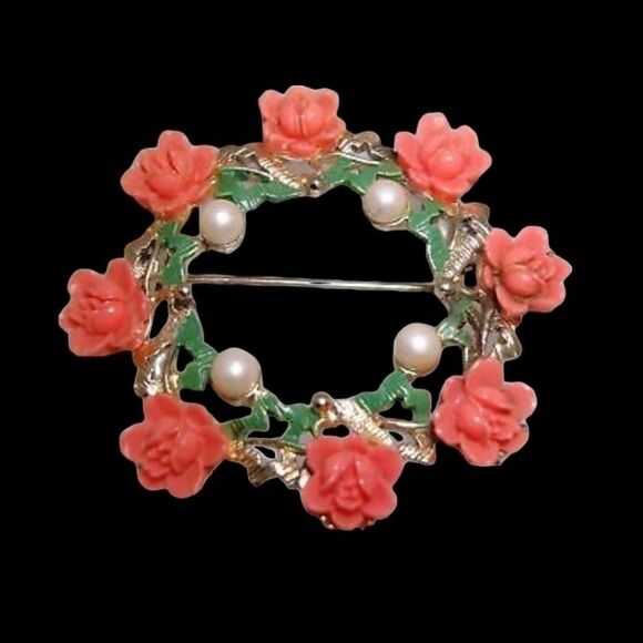 Vintage 950's Lucite Roses w/Faux Pearl‎ & Enamel Leaves Pin/Brooch! - Picture 2 of 7